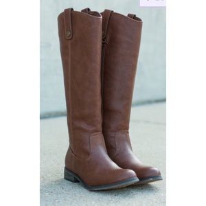 Brown size 6 boots from Mint Julep botique.